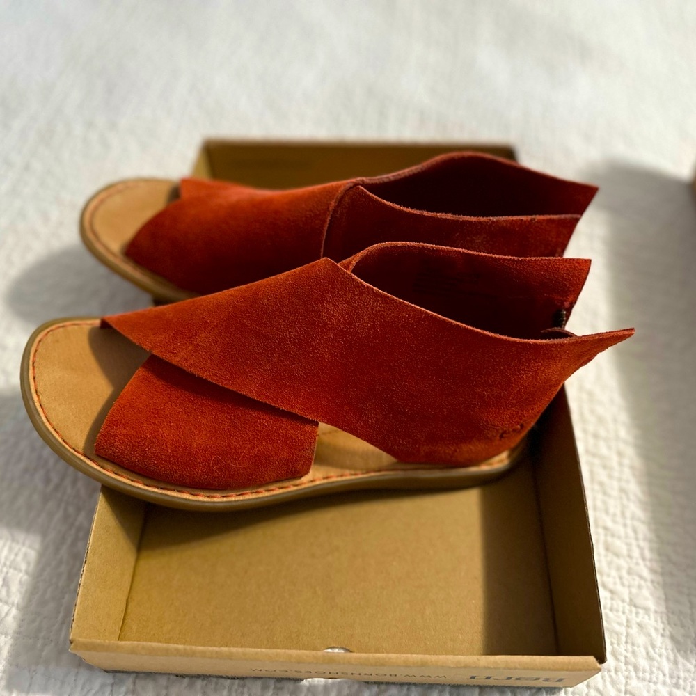 Womens Born sandals perfect like new condition. Only worn 2 times. Size 7.